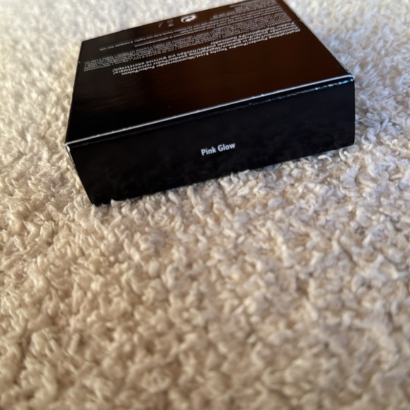 New Bobbi Brown Highlighting Powder - Pink Glow 8g full size - Picture 3 of 3